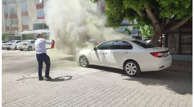 Park halindeki araç alev alev yandı