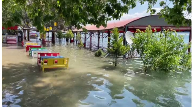 Su seviyesi yükseldi, kafeleri su bastı