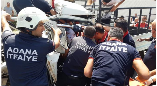 Tıra çarptı aracında sıkıştı