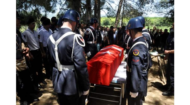 Trafik kazasında şehit olan asker Adana'da defnedildi