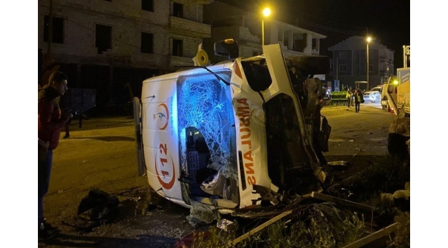 Vakaya giden ambulans belediye aracı ile çarpıştı