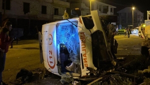 Vakaya giden ambulans belediye aracı ile çarpıştı