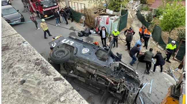 Zırhlı polis aracı devrildi