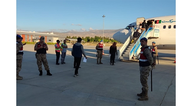 107 göçmen daha sınır dışı edildi