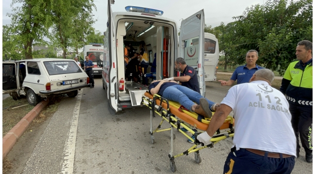 2 otomobil ağaçlara çarptı: 5 kişi yaralandı