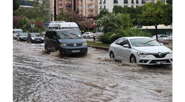 Adana'da sağanak yağış hayatı olumsuz etkiledi
