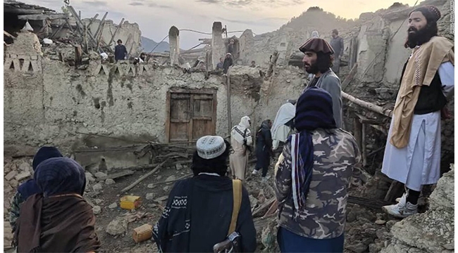 Afganistan 5.9'luk depremle alt üst oldu