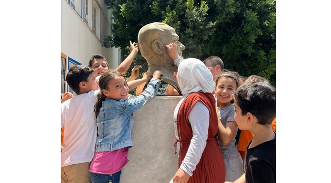 Atatürk Büstü yenilendi, okul kütüphaneye kavuştu