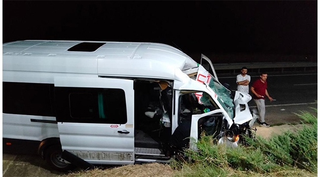Beton mikseri ile midibüs çarpıştı: 13 yaralı