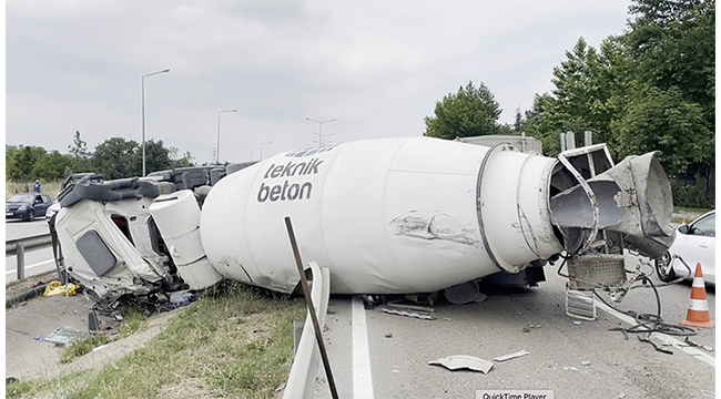 Beton mikseri otomobilin üstüne devrildi: 4 ölü,3 yaralı