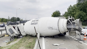 Beton mikseri otomobilin üstüne devrildi: 4 ölü,3 yaralı