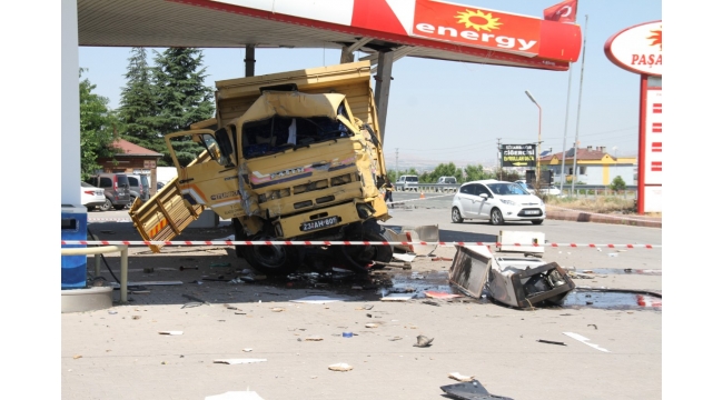 Boru yüklü kamyon akaryakıt istasyonuna daldı
