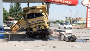 Boru yüklü kamyon akaryakıt istasyonuna daldı