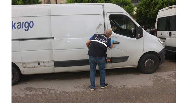 Çalınan kargo minibüsleri terk edilmiş halde bulundu