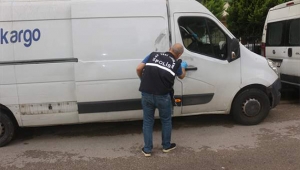 Çalınan kargo minibüsleri terk edilmiş halde bulundu