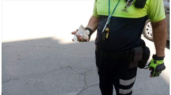 Ceza alacağını anlayınca polise taş attı