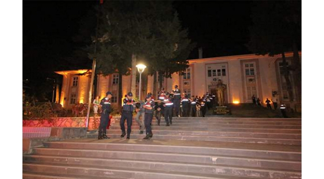 Demir bariyerleri çalan 4 zanlı tutuklandı