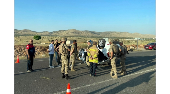 Direksiyon hakimiyeti kaybolan otomobil ters yattı