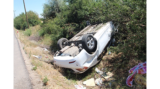 Direksiyon hakimiyetini kaybetti, otomobil takla attı