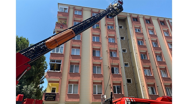 Ev sahibinin ocakta unuttuğu yemek yangına sebep oldu
