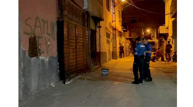 Evinin önünde silahlı saldırıya uğradı