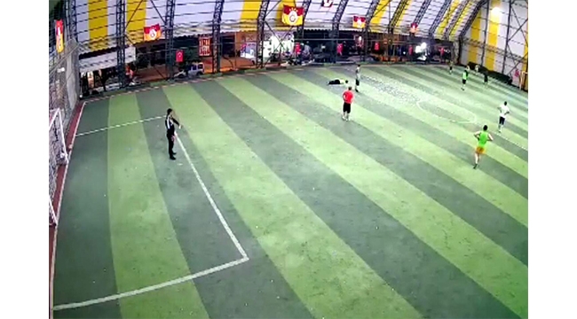Halı sahada futbol oynarken kalp krizi geçirdi