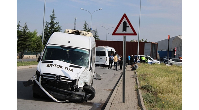 İki işçi servisi çarpıştı:7 yaralı