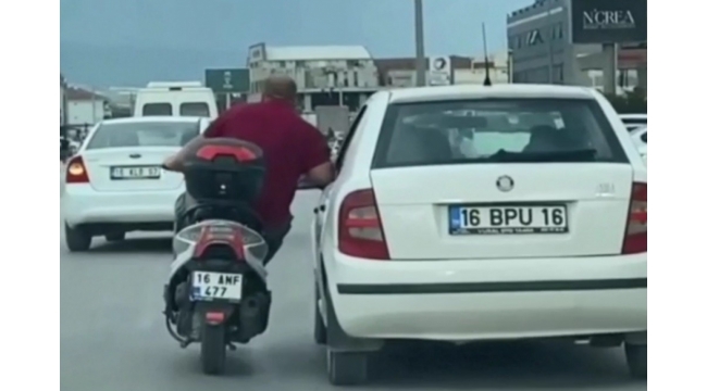 Motosiklet üzerinde tehlikeli yolculuk