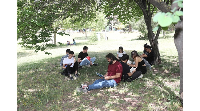 Öğrenciler açık alanda kitap okudu