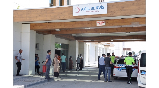 Okul servisiyle otomobil çarpıştı! Yaralılar var