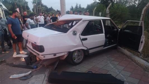 Otomobil direğe çarptı:1'i ağır 3 yaralı
