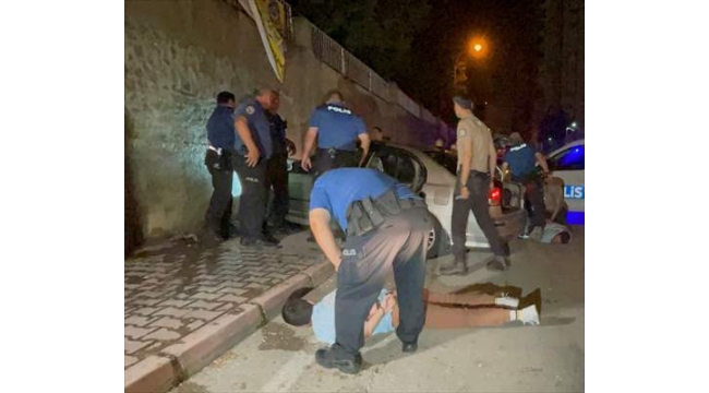 Polisin dur ihtarına uymadı, duvara çarptı