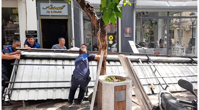 Şiddetli yağış ve fırtına hayatı olumsuz etkiledi