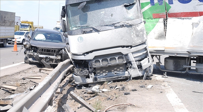 TEM Otoyolu'nda zincirleme trafik kazası! Yaralılar var