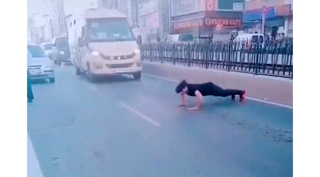 Yol ortasında TikTok videosu çekti