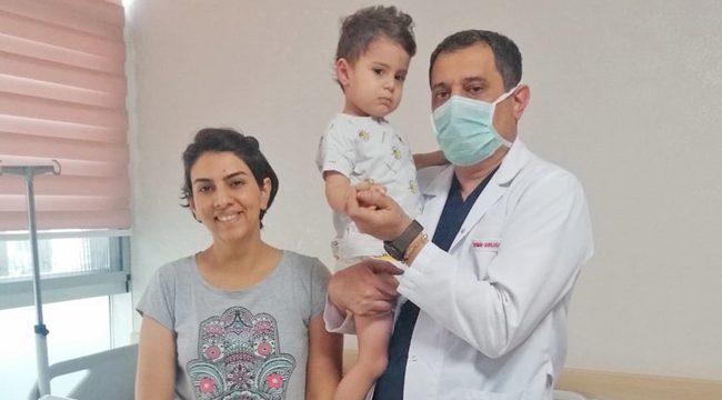 3 YAŞINDAKİ HASTAYA SAFRA KESESİ TAŞI AMELİYATI