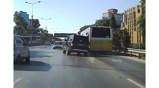 Aracıyla makas atarken kaza yaptı