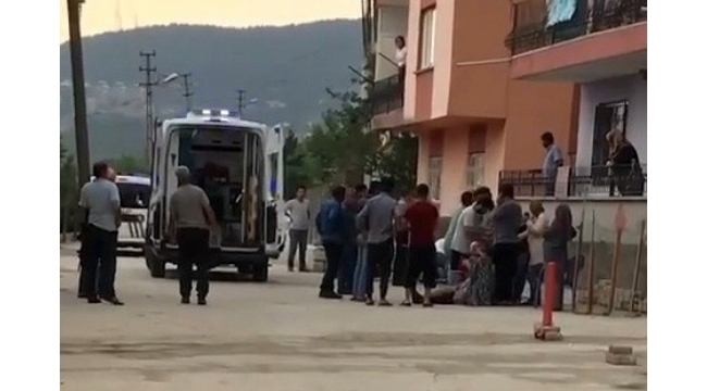 Babasını öldürüp komşusunu yaraladı