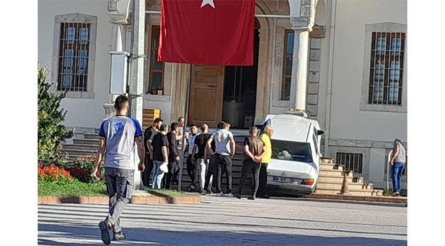 Bir garip kaza: otomobil adliye merdivenine çıktı