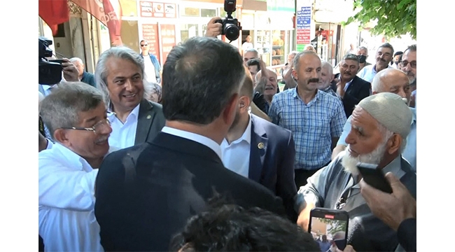 Davutoğlu'na 'Niye terk ettin?' tepkisi