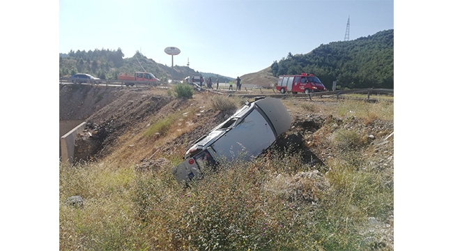 Hafif ticari araç şarampole devrildi 3 yaralı