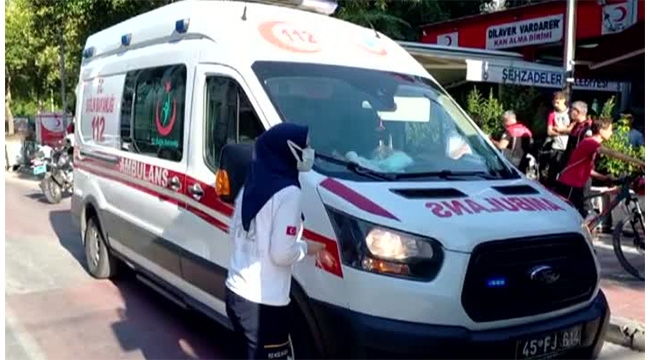 Kavgayı ayırmak isterken bıçaklandı