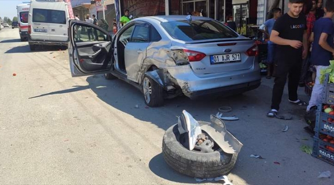 Lastiği fırlayan minibüs otomobile çarptı