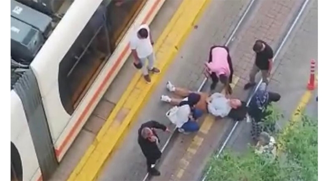 Önce bisikletten düştü ardından tramvay çarptı