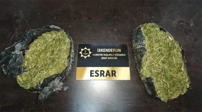 Otomobilin tamponundan 1 kilogram esrar çıktı!