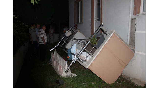 Oturdukları balkon çöktü!