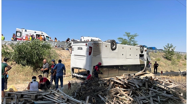 Tur otobüsü şarampole devrildi: 15 yaralı
