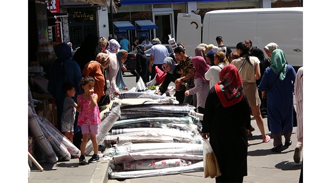 'Ucuz halı' izdihama neden oldu