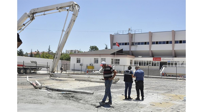 Üzerine demir kolu düşen işçi ağır yaralandı