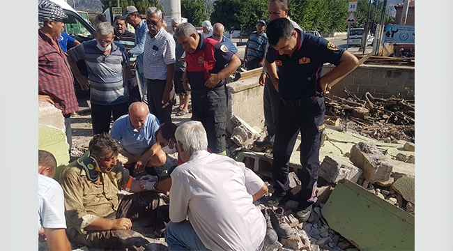 Yıkmak istedikleri duvarın altında kaldılar